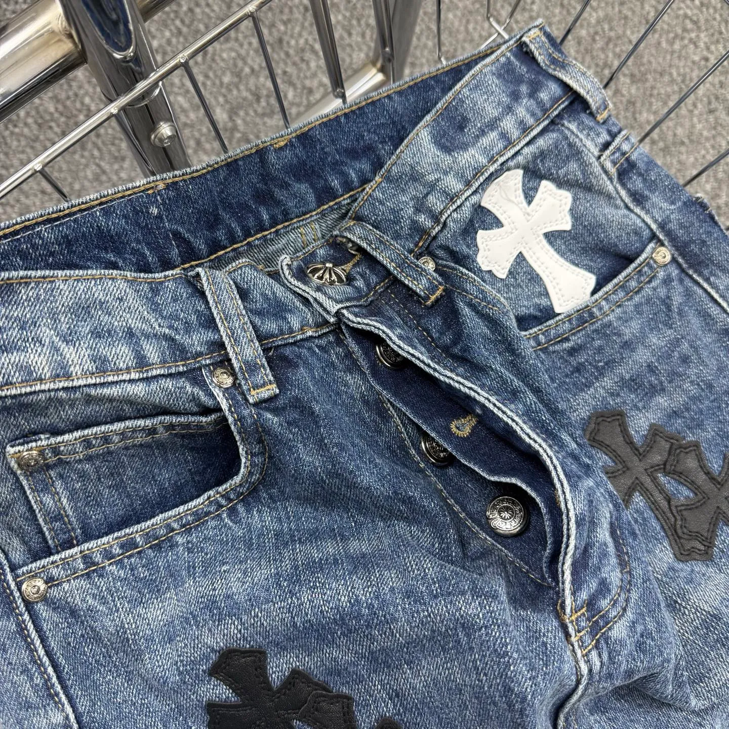 P240 model number: H862 chrome hearts & chrome hearts Micro-flared bamboo jeans Three-dimensional version Loose and comfortable, not picky about the body shape Makes you look taller and slimmer Factory quality control Original factory quality control Same style for men and women Can be matched with couples Versatile recommendation Must-have jeans for all seasons Fashionistas have been disappointed From the quality selection of fabrics, the tailoring of details, and the matching of patterns are impeccable! The upper body is so handsome when worn...it can be easily worn by men, women and children! The craftsmanship is made of heavy-duty washed pure cotton denim fabric. After washing, it is soft and thick and looks very stylish when worn. Size: 28, 30, 32, 34, 36 (S-XXL) Color: black